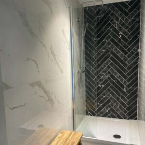 Marmerlook badkamer tegels