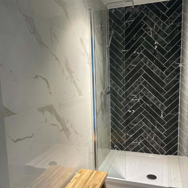 Marmerlook badkamer tegels