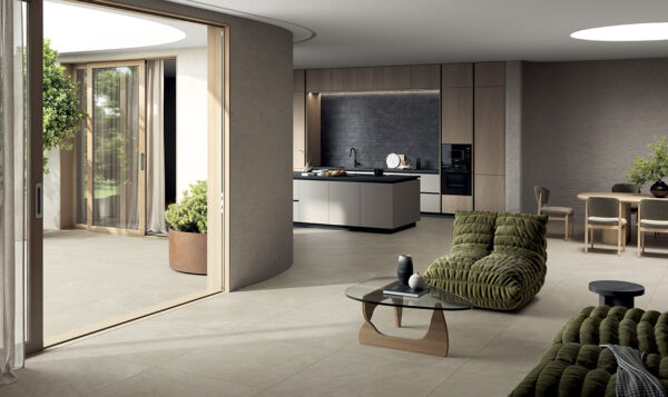 Breng warmte in huis met Sabbia Naturale: een matte beige tegel met zacht steenreliëf,