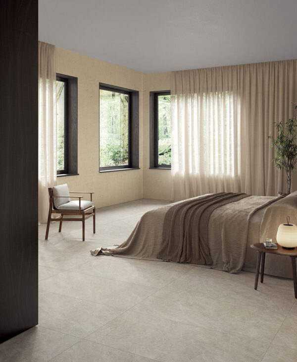 Breng warmte in huis met Sabbia Naturale: een matte beige tegel met zacht steenreliëf,