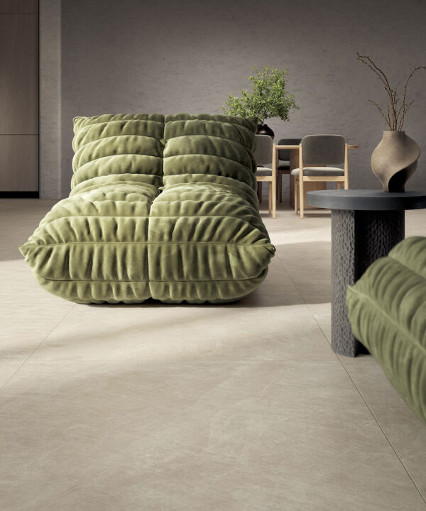 Breng warmte in huis met Sabbia Naturale: een matte beige tegel met zacht steenreliëf,